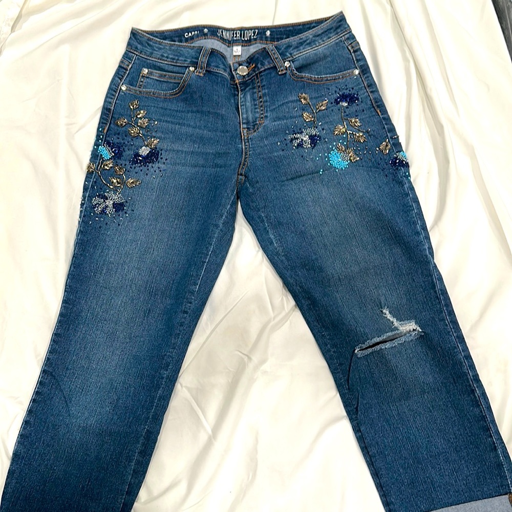 Jennifer Lopez brand, size 4 capri denim jeans.